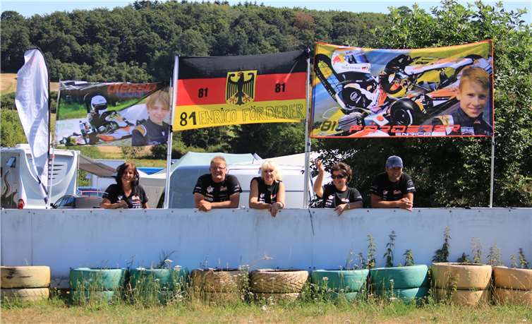 Ein Teil des Enrico-Fanclubs stellten wieder die neuen Fahnen auf. Privat/Erkan Storm Photograph