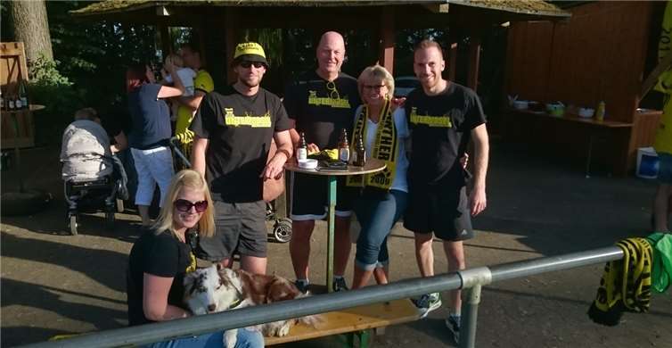 Ein Teil des Fanclubs beim Fanfest in Landkern.privat