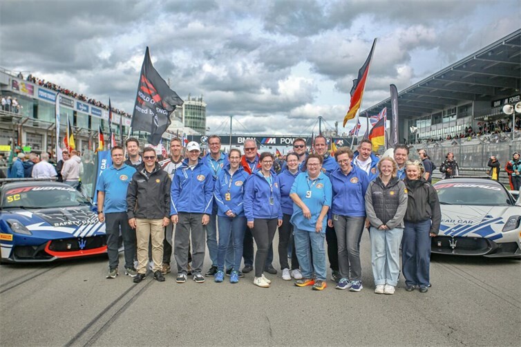 Ein Teil des Organisationsteams des AC Mayen und der ETRA-Promotion GmbH vor dem Start der GT World Challenge am Nürburgring.