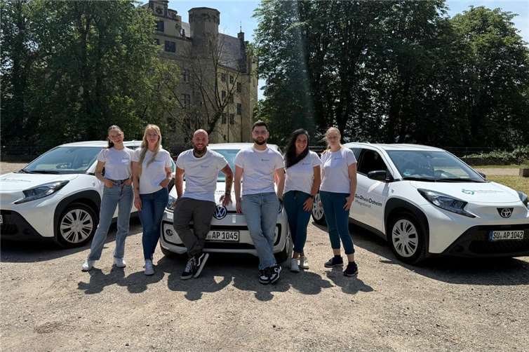 Ein Teil des Pflegeteams der Am Rhein Daheim GmbH vor dem Schloß Arenfels.  Fotos: AWI