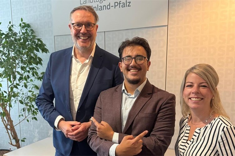 Ein Teil des Praktikums fand direkt im rheinland-pfälzischen Landtag in Mainz statt. Aghid al Masalmeh begleitete Lana Horstmann bei ihrer Arbeit im Landtag, nahm an einer Sitzung der SPD-Landtagsfraktion teil und traf den SPD-Fraktionsvorsitzenden Alexander Schweitzer zum Gespräch.