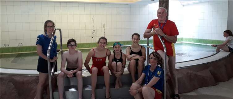 Ein Teil des Schwimmteams mit Trainern und Betreuern. Foto: privat