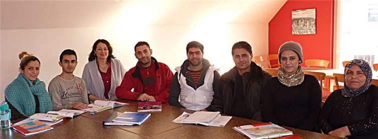 Ein Teil des Sprachkurses in Niederbachem mit der Leiterin Regina Emmerich (Mitte).