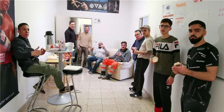 Ein Teil des Umbauteams. Fotos: ÖÄ Outcast Fighting e. V.