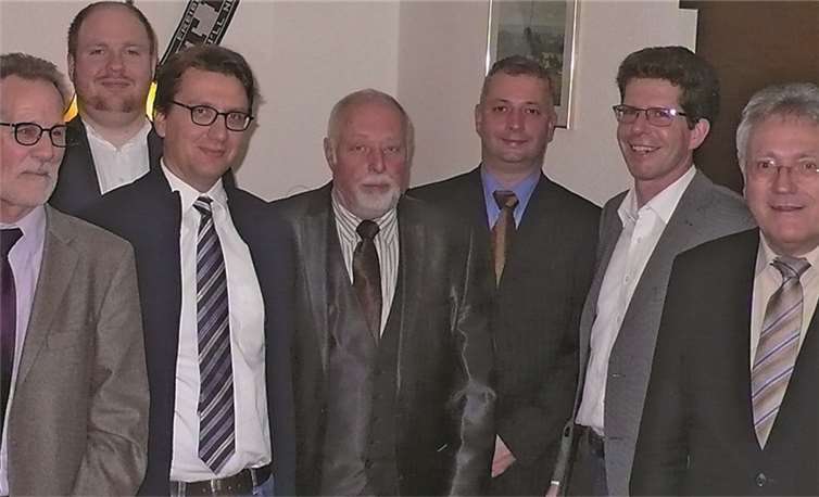 Ein Teil des Vorstandes mit dem alten und neuen Vorsitzenden Rudolf Kalenberg (2.v.r.).privat