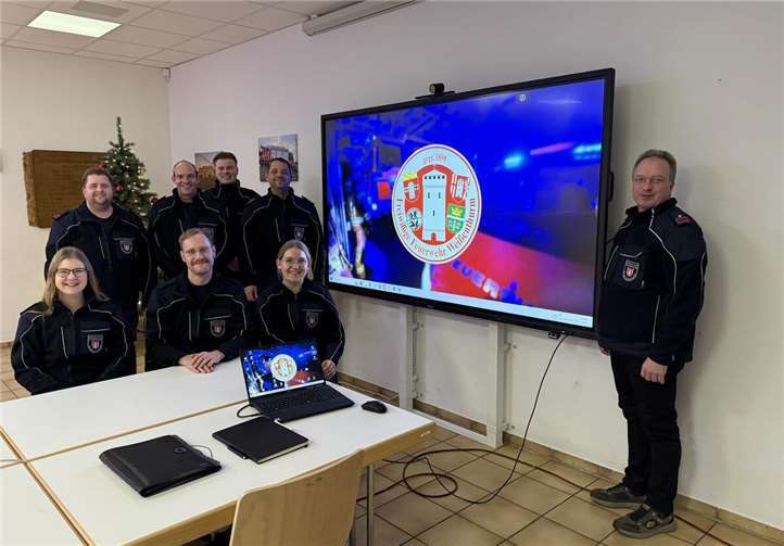 Ein Teil des Vorstands des Feuerwehr-Fördervereins e.V. Weißenthurm konnte das Smartboard in der vergangenen Vorstandssitzung bereits in Betrieb nehmen.  Foto: J. Hutmacher