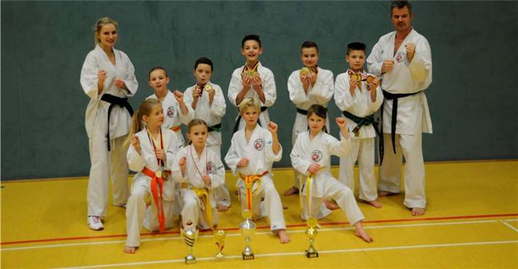 Ein Teil des erfolgreichen Kids-Teams mit den Trainern Thomas Stein und Ramona Leis.privat