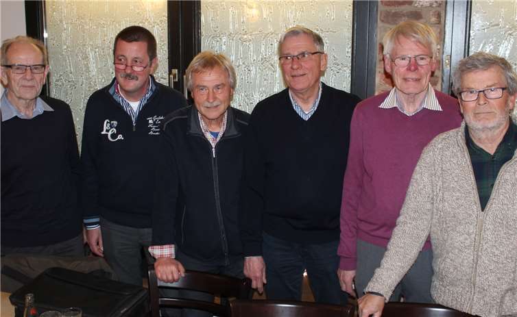 Ein Teil des neuen Vorstandes der Eifelvereins Ortsgruppe Ahrweiler nach der jüngsten Jahreshauptversammlung, (v.l.) Hans-Josef Münch (Wegewart), Stephan Boddem (Kassenprüfer), Reinhard Klotz (Kassenwart), Klaus Jäger (1. Vorsitzender), Heinz Ahrendt (Wanderwart) und Günter Frömbgen (Medienwart). DU