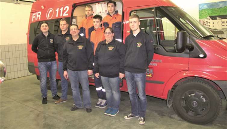 Ein Teil des neuen Vorstands: Betreuer und Kassierer Janis Goeckler, Kommissarischer stellvertretender Jugendfeuerwehrwart Kai Bandt, Jugendfeuerwehrwart Dirk Schorn, Kleiderwart Maurice Kensbock, Schriftführer Jan Manhillen, Gruppenführer Kevin Krupp, Betreuerin Christina Reuter und Betreuer Oliver Monschau.Anne-Kathrin Floßdorf