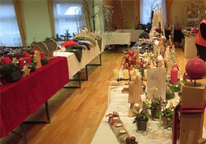 Ein Teil des vielfältigen Angebots bestand aus Adventsschmuck.privat