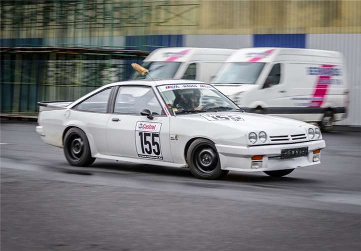 Saisonabschluss einmal ganz anders Ein Teilnehmer brachte seinen kultigen Opel Manta, stilecht mit Fuchsschwanz, an den Start.