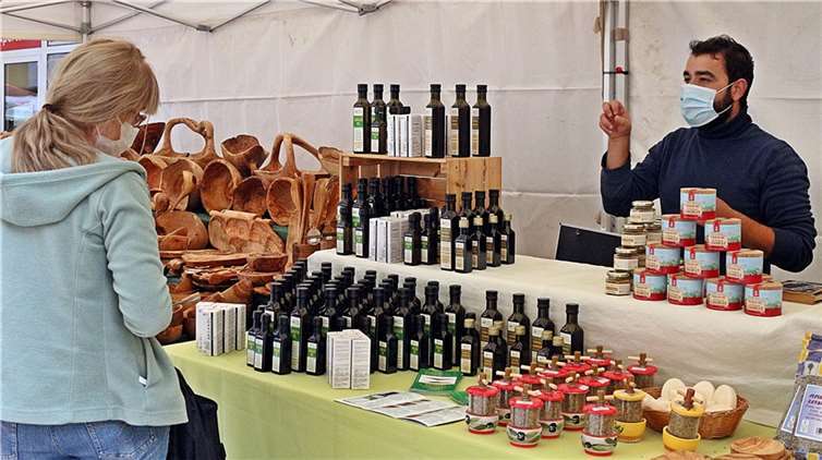 Ein Teilstück der Engerser Straße hatte sich für drei Tage in einen französischen Wochenmarkt verwandelt.Foto: Stadt Neuwied