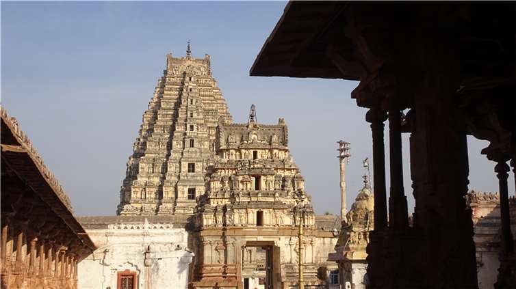Ein Tempel der historischen Stätte „Hampi“.