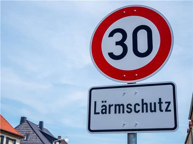 Ein Tempo-30-Schild mit Hinweis auf Lärmschutz.  Foto: Animaflora PicsStock - stock.ado