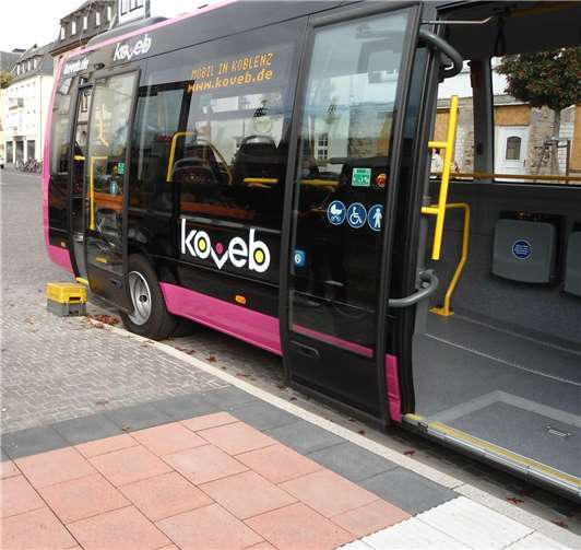 Ein Termin mit einem Bus der Koveb vor Ort zeigte, dass der hintere Ausstieg bei dieser Haltestelle aufgrund der Höhe nicht benutzbar ist und erst recht nicht behindertengerecht ausgebaut und geplant. Quelle: SPD Ehrenbreitstein