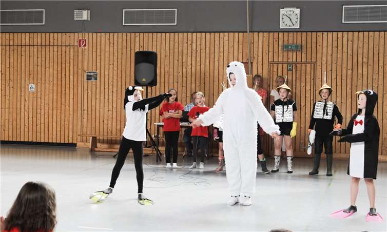 Ein Theaterstück erklärte kindgerecht mit Eisbären und Pinguinen, warum Energieverschwendung der Erde nicht guttut.