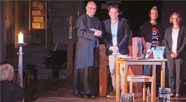 Ein Theaterstück widmet sich der Geschichte des Patea an. Hierfür konnten Pater Prof. Hubert Lenz SAC und Sonja Kirst Boris Weber als Autor und Regisseur gewonnen werden. Fotos: STUKO