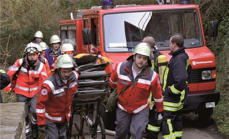 Ein Tragetrupp auf dem Weg zur Verletztensammelstelle. privat