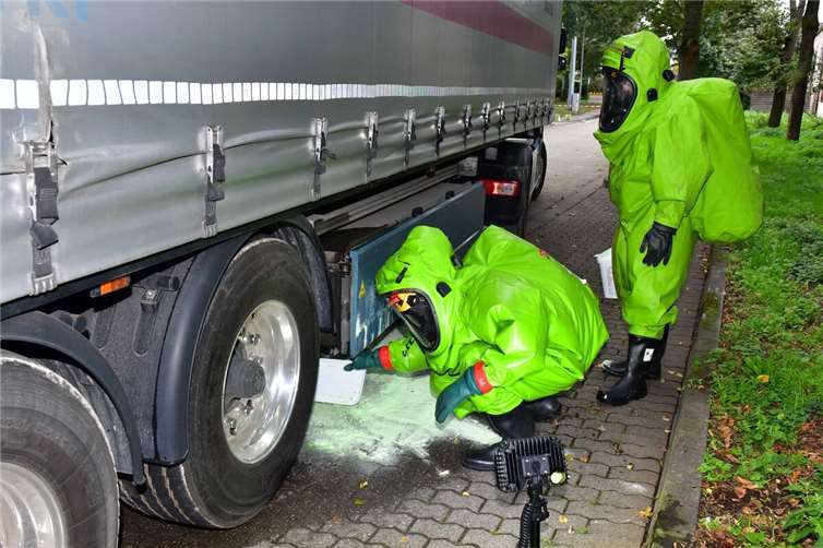 Ein Transportbehälter mit Gefahrgut war leckgeschlagen.  Fotos: VG Weißenthurm / Detlef Schneiderb