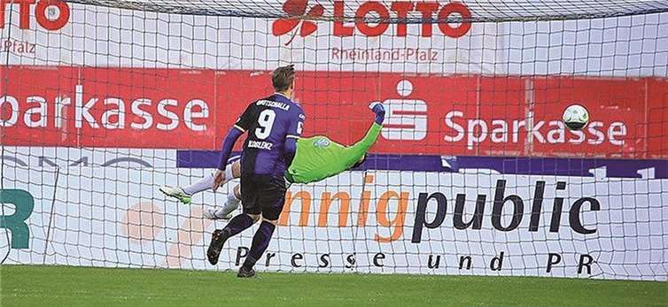 Ein Treffer Marke Tor des Monats gelang Kevin Steuke. Marco Qoutschalla (Nr.9) kann beim Nachsetzen nur noch staunend zusehen, als der Ball im Kasten einschlägt.-TH-