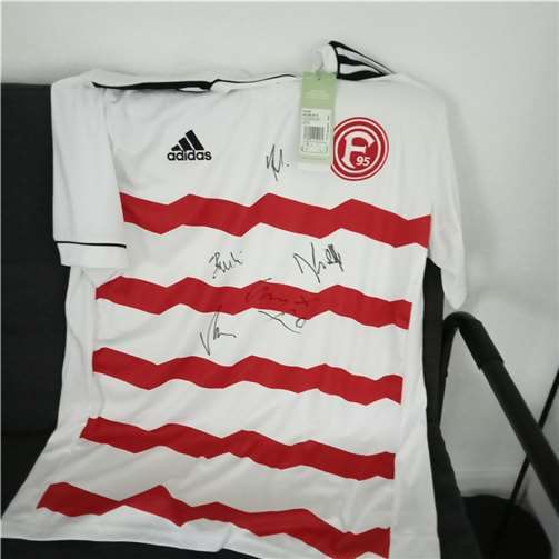 Ein Trikot von Fortuna Düsseldorf mit den Original-Unterschriften ihrer Edel-Fans, der „Toten Hosen“ um ihrem Sänger Campino, kann ersteigert werden. Foto: privat