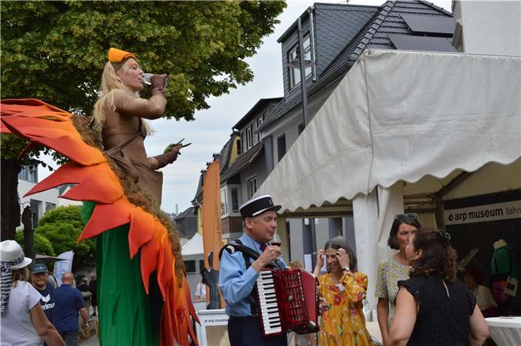 Ein Tröpfchen in Ehren- die Stelzenläuferin, Matthieu Palas und die Damen vom Arp-Museum