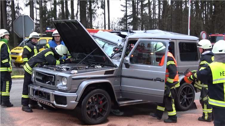 Ein Trümmerteil war durch die Windschutzscheibe des Mercedes geschlagen und hatte den Fahrer verletzt.