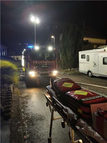 Ein Übergreifen des Feuers auf das eigentliche Wohnhaus konnte durch die freiwilligen Feuerwehren verhindert werden.