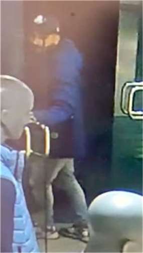 Ein Unbekannter hielt die Tür auf. Quelle: Polizei NRW