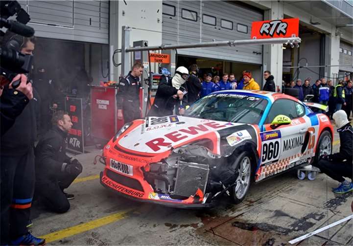 Ein Unfall von Marc Hennericis Teamkollegen bedeutete das Aus für den RTR Porsche Cayman GT4.