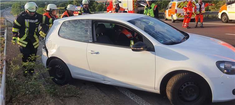 Ein Unfallfahrzeug wird von der Fahrbahn geräumt. Quellen: Freiwillige Feuerwehr Königswinter