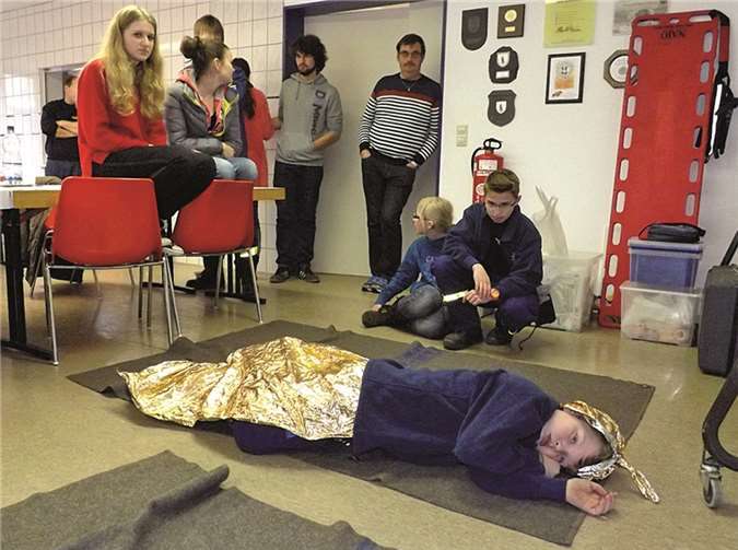 Ein Unfallopfer unter der Wärmedecke.privat