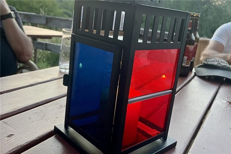 Ein Unikat! Das mit historischen Glasscheiben aus den bleiverglasten Fenstern der Piuskirche umgestaltete Windlicht als Erinnerungsgeschenk für Gerhard Schwan.