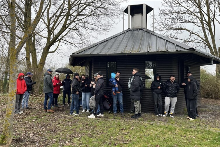 Ein Unterstand bot Schutz und sorgte für einen kleinen gemeinsamen Moment abseits der Strecke.