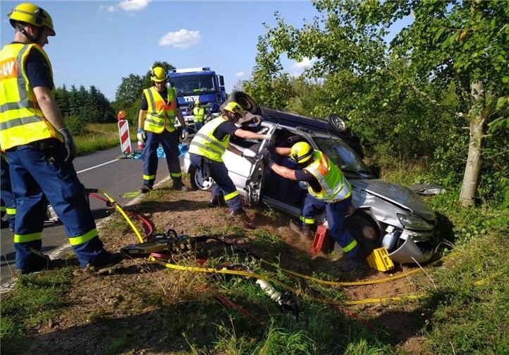 Ein Verkehrsunfall mit eingeklemmten Person gehörte ebenso zum Übungsszenario.