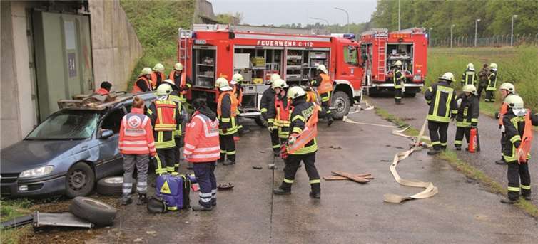 Ein Verkehrsunfall mit verletzten Personen wurde simuliert.