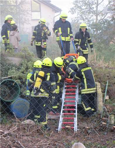 Ein Verletzter wird geborgen.