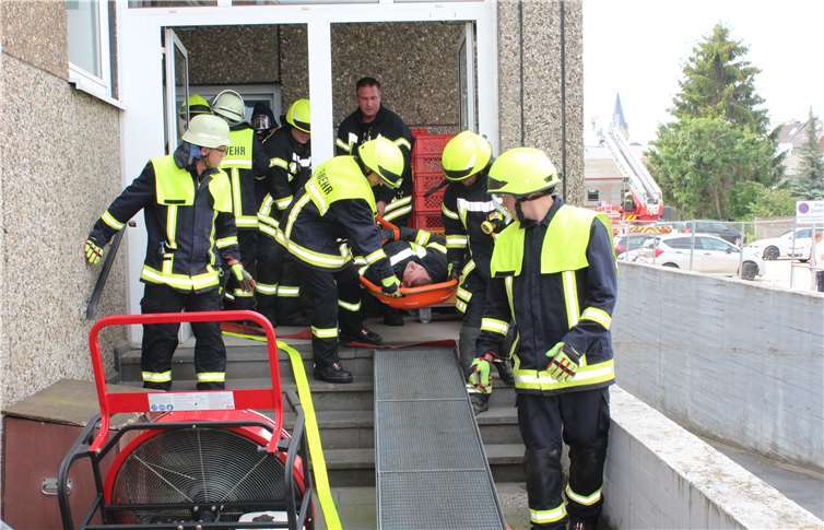 Ein Verletzter wird mit einer Schleifkorbtrage geborgen.Fotos: WITE