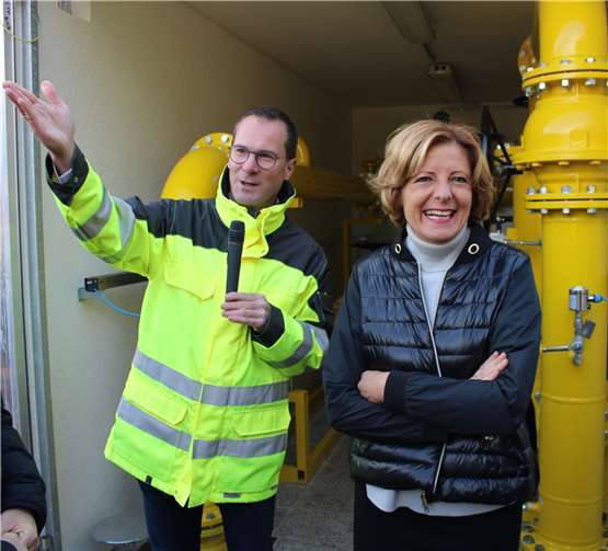 Ahrtal: Neue Erdgas-Hochdruckleitung in Betrieb genommen Ein Vertreter der Energieversorgung Mittelrhein AG erläutert die technischen Zusammenhänge der Anlage.