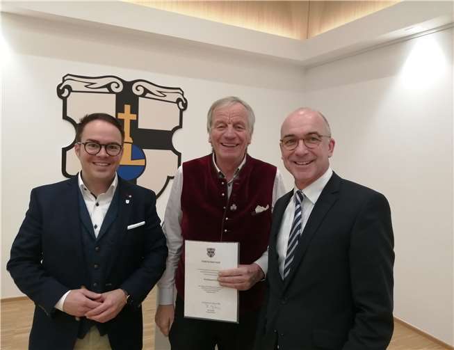 Ein Vierteljahrhundert im Rat: Ferdinand Koll (Mitte) wurde von Bürgermeister Bert Spilles (rechts) geehrt, Fraktionsvorsitzender Joachim Kühlwetter gratulierte. Foto: privat