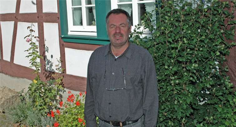 Ein Vierteljahrhundert vergangen: Der scheidende Ortsvorsteher Friedhelm Münch vor dem Fachwerkhaus der Familie. BL