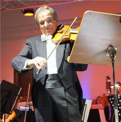 Ein Virtuose auf der Violine: Sedat Sen, der als ehemaliger Konzertmeister 1999 das Streichorchester der Sinfonietta gründete.