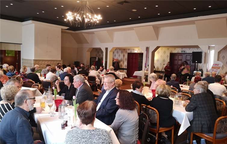 Ein Voller Saal mit vielen bekannten Gästen und Gesichtern beim traditionellen Musikfrühschoppen am Sonntagmorgen im Hotel Paffhausen Wirges. Fotos: CDU-Ortsverband Wirges
