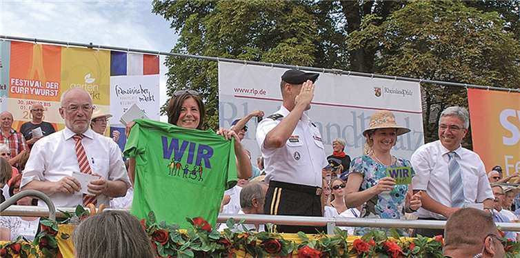 Ein „WIR“-T-Shirt für die Ministerpräsidentin des Landes: Der stellvertretende Geschäftsführer der Unfallkasse, Manfred Breitbach, hatte es für Malu Dreyer im Gepäck.privat