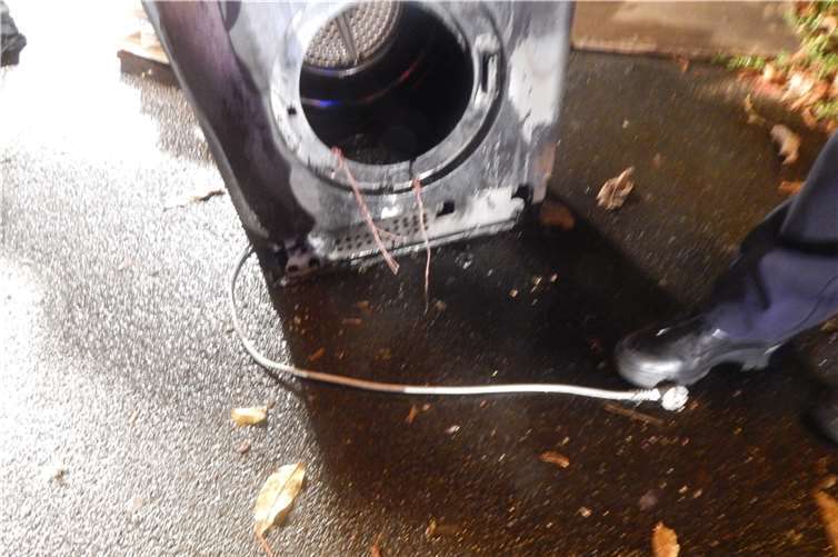 Ein Wäschetrockner war aus noch ungeklärter Ursache in Brand geraten. Fotos: Polizei Cochem