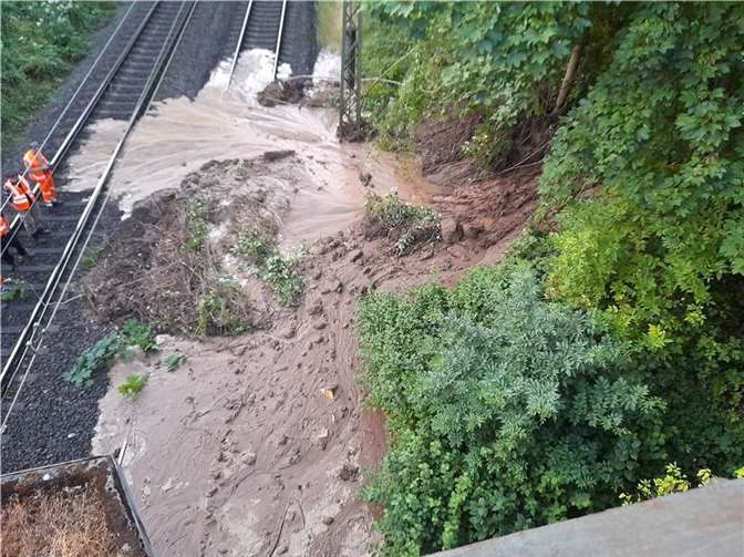 Ein Wasserrohrbruch hatte am Abend des 24. Juli dazu geführt, dass ein Hang in Koblenz-Horchheim unterspült wurde und auf die Gleise rutschte. Foto: evm-Gruppe