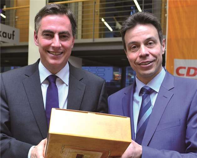 Ein Weinpräsent als Dank überreichte Kreisverbandsvorsitzender Andreas Biebricher (r.) dem Hauptredner David McAllister.