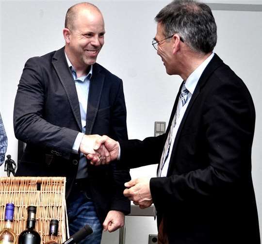 Ein Weinpräsent für den Ehrengast, Mike Pickel.