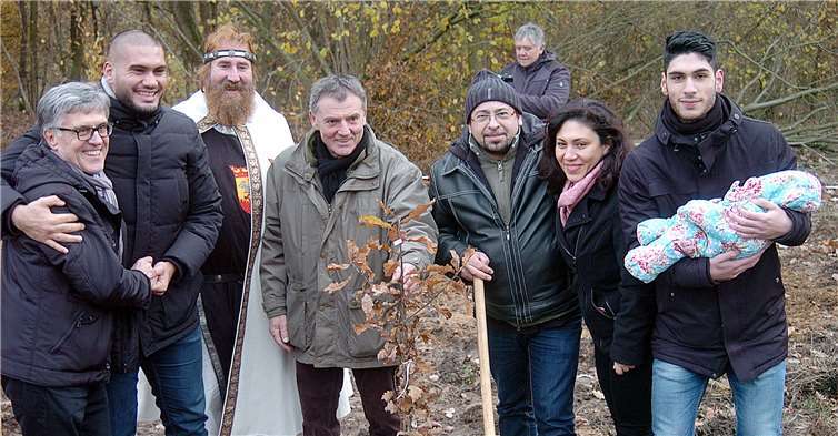 Ein Weltmeister aus der Barbarossastadt: Mohammed Abdallah (2. v. l.) errang den Titel im K1-Kickboxen. Dafür gab es nicht nur Glückwünsche von Bürgermeister Wolfgang Kroeger (l.), auch ein Ehrenbaum im Generationenwald wird künftig an die sportlichen Erfolge des Sinzigers erinnern. Mit Abdallah freute sich bei der Pflanzaktion nicht zuletzt dessen Familie.  RÜ