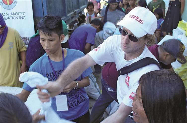 Ein Wettlauf mit der Zeit hat begonnen. Jedes Hilfspaket lindert die Not ein wenig. Ein Moment der Freude und des Aufatmens wird auf den Gesichtern der Menschen sichtbar. Caritas International